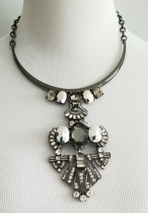 CHICO'S SHORT SIMULATED CRYSTAL PENDANT NECKLACE