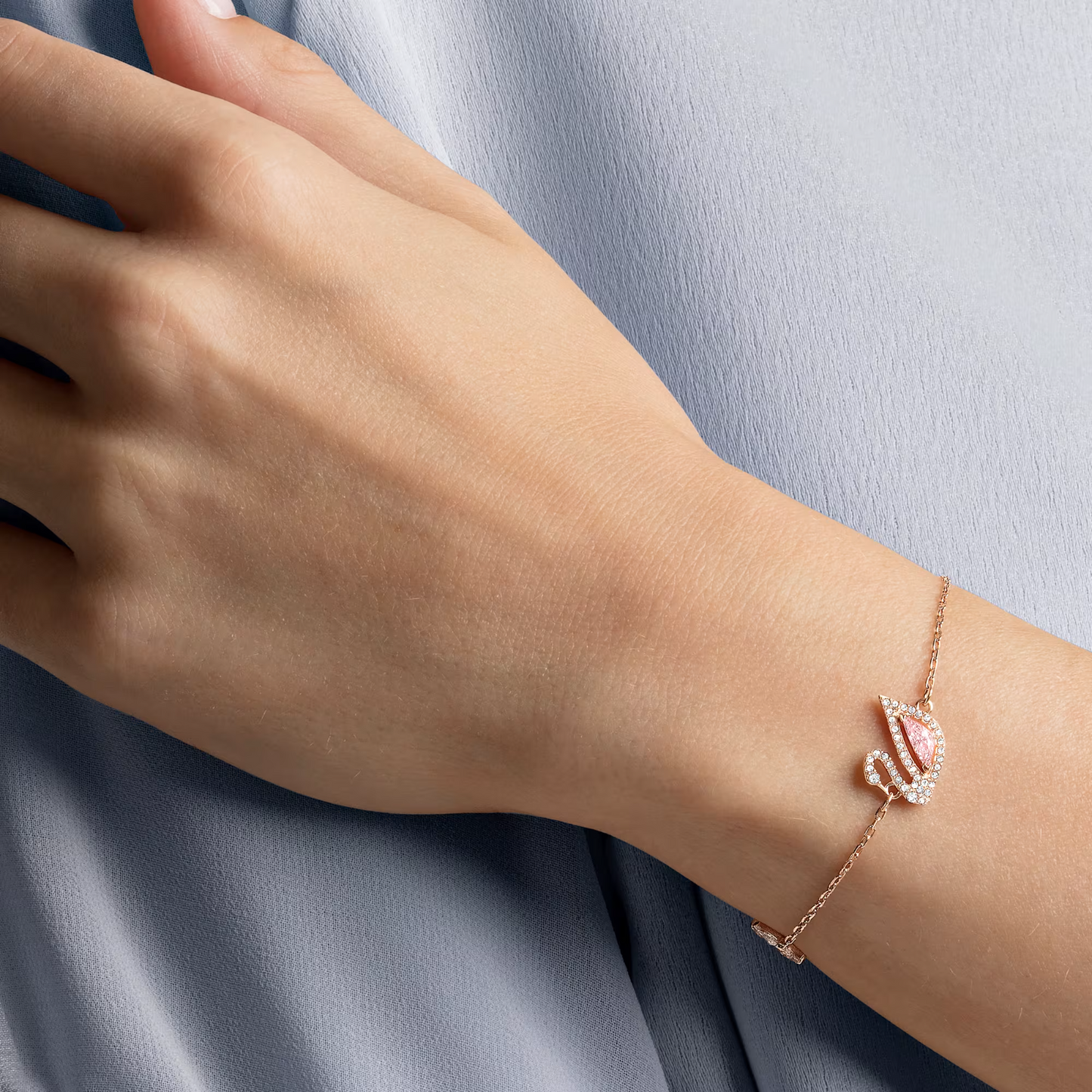 Swarovski Swan bracelet Magnetic closure, Swan, Pink, Rose gold-tone plated