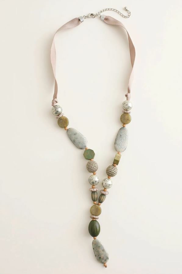 CHICO'S GREEN BEADED Y-NECKLACE