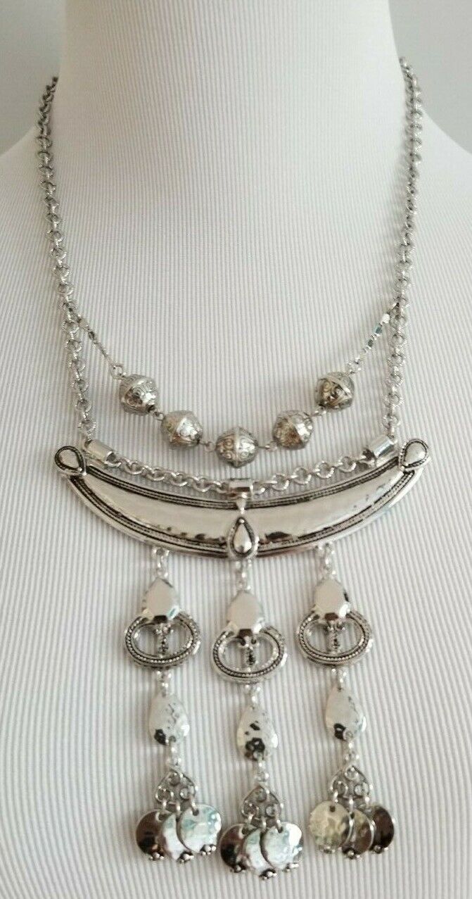 CHICO'S SHORT SLEEK SILVER-TONE BIB NECKLACE