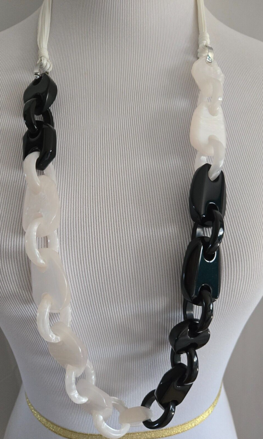 CHICO'S SINGLE STRAND NECKLACE