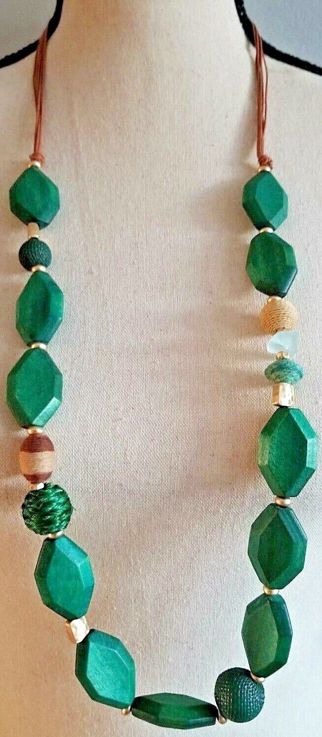 CHICO'S GREEN WOOD BEAD SINGLE-STRAND NECKLACE
