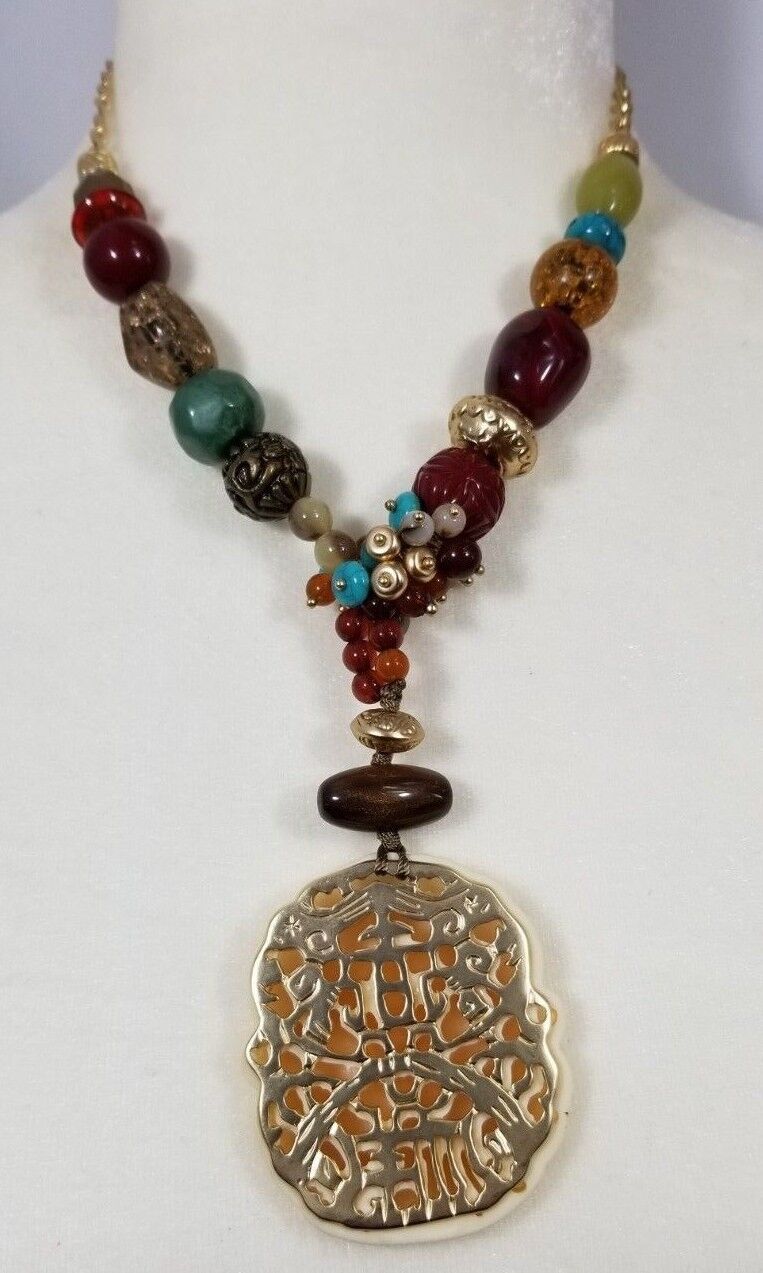 CHICO'S SHORT MULTI-COLORED TEXTURED PENDANT NECKLACE