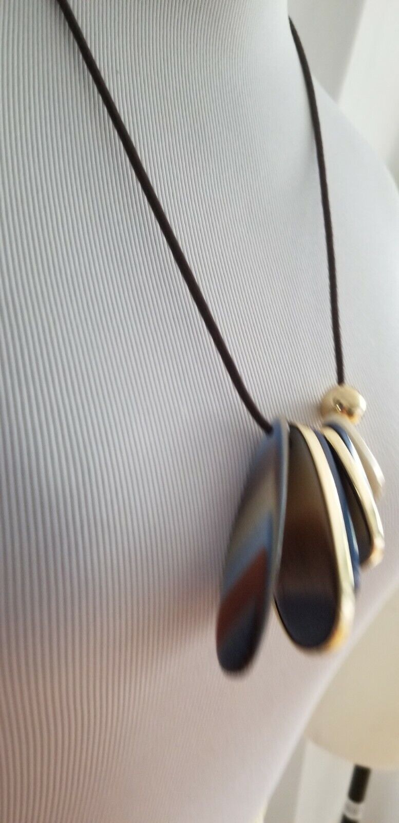 CHICO'S CONVERTIBLE BLUE AND NEUTRAL PENDANT NECKLACE