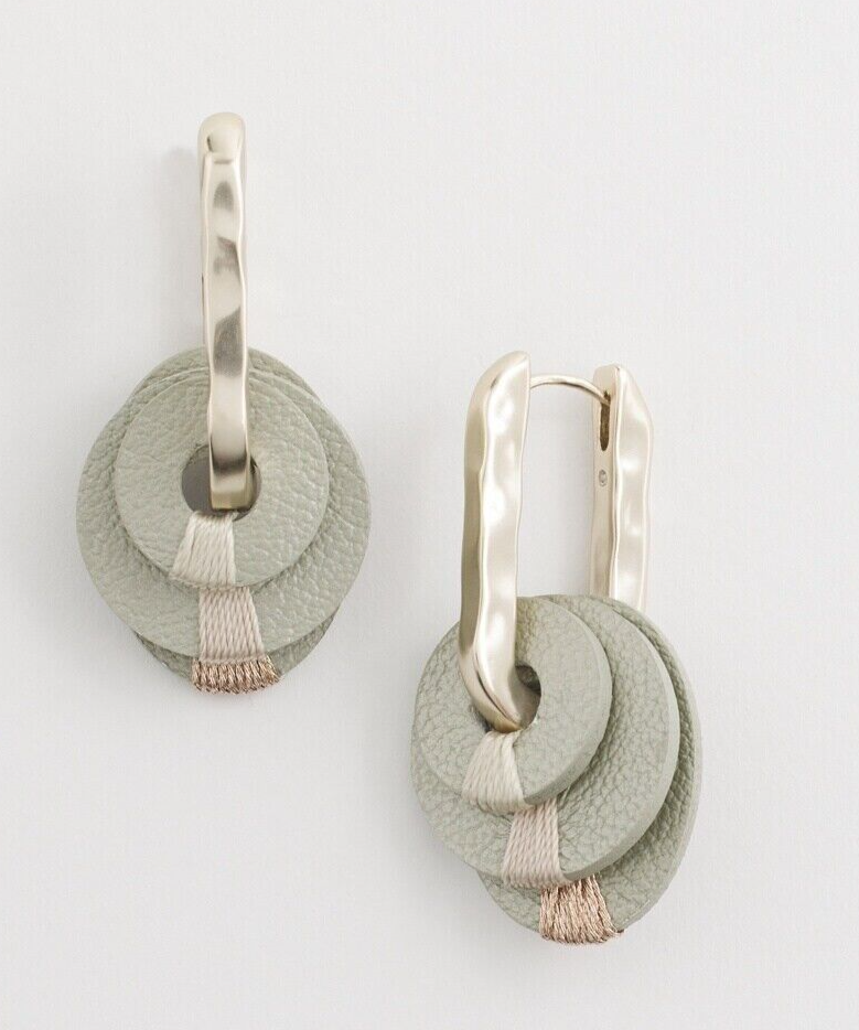 CHICO'S NO DROOP GOLD TONE LEATHER HOOPS EARRINGS