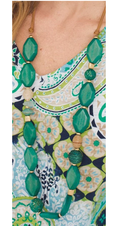 CHICO'S GREEN WOOD BEAD SINGLE-STRAND NECKLACE