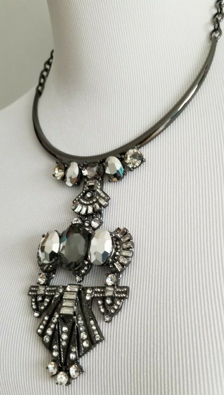 CHICO'S SHORT SIMULATED CRYSTAL PENDANT NECKLACE