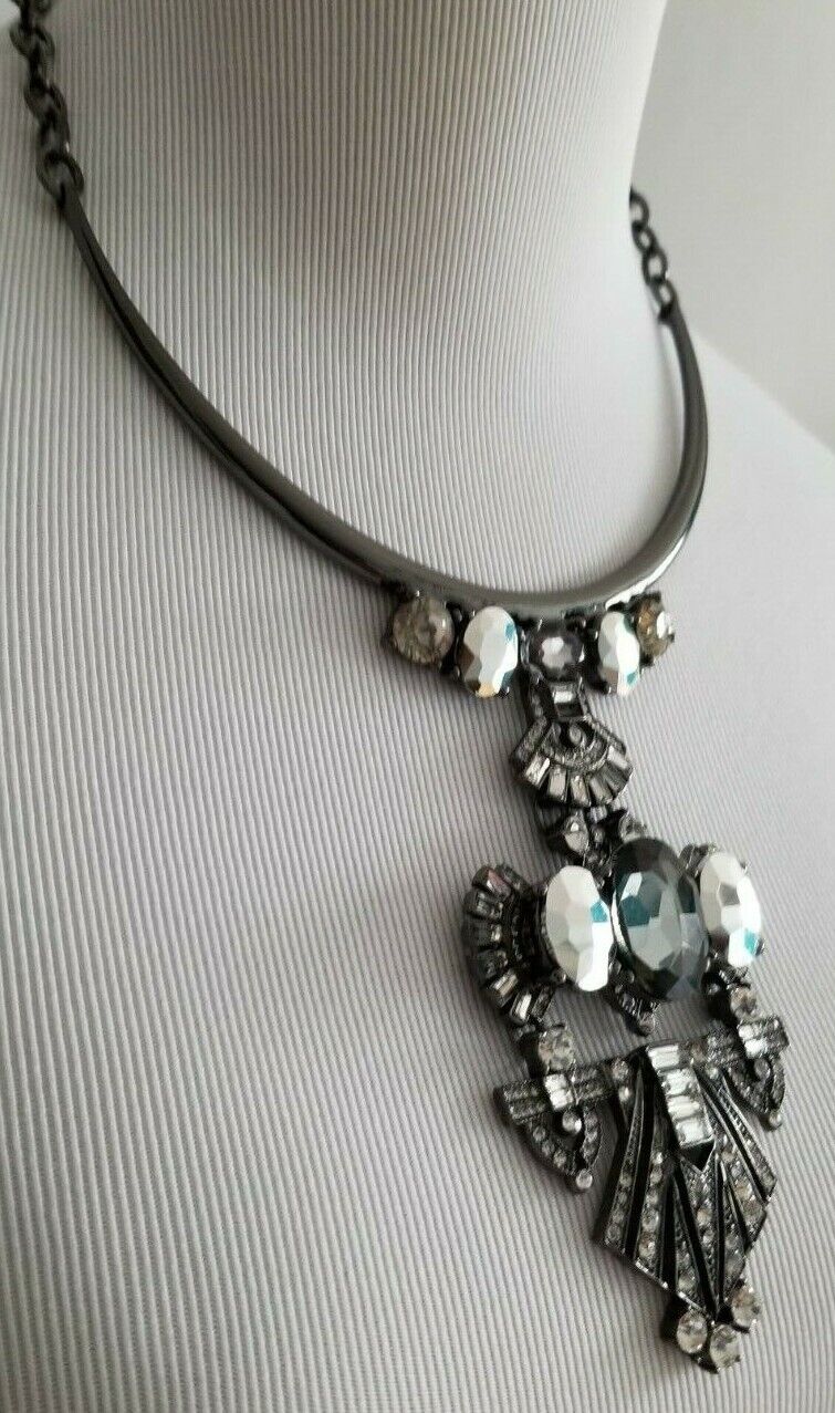 CHICO'S SHORT SIMULATED CRYSTAL PENDANT NECKLACE