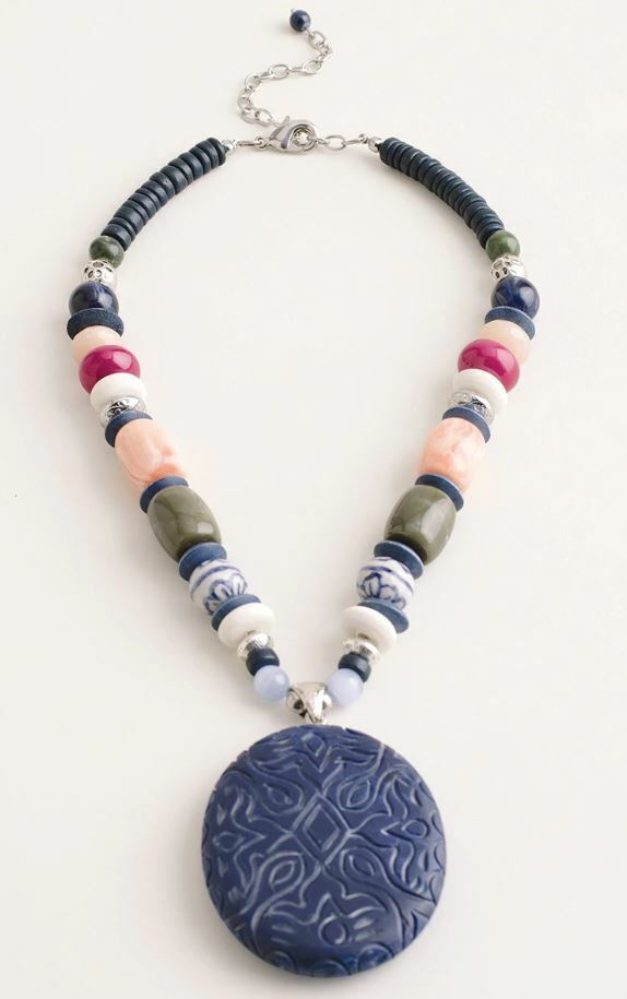 CHICO'S SHORT BEADED MULTI-COLORED PENDANT NECKLACE