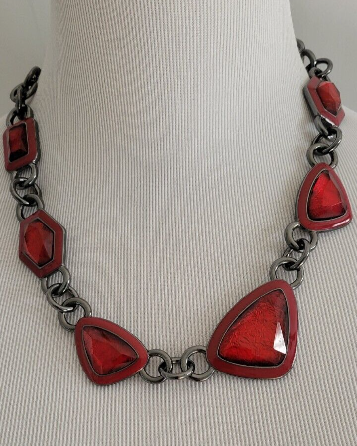 CHICO' S RED STONE SHORT NECKLACE