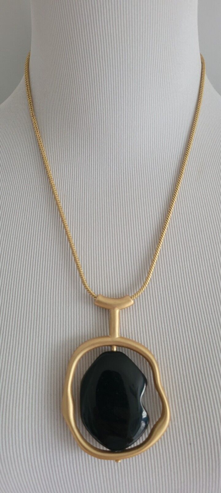 CHICO' S ANIMAL PRINT MODERN PENDANT NECKLACE