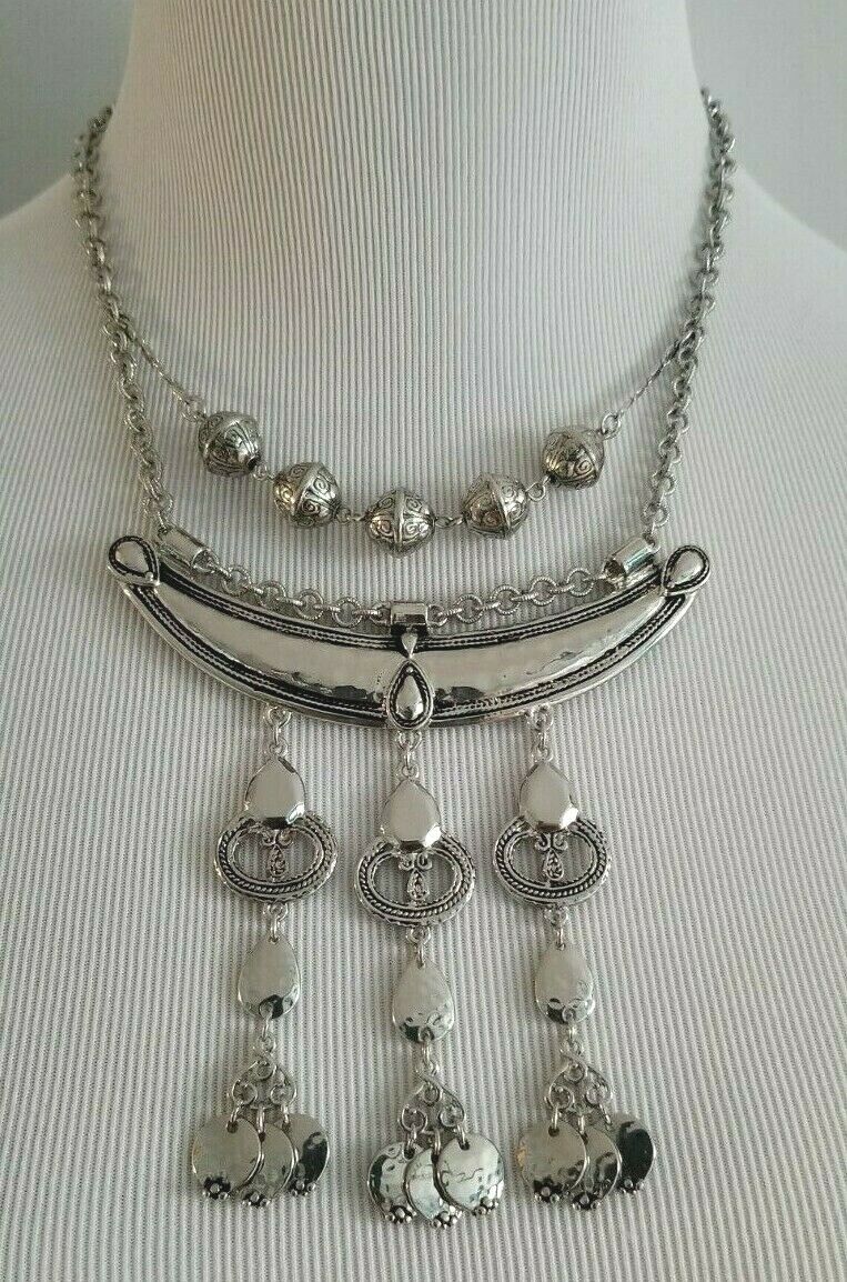 CHICO'S SILVER METAL HAMMERED BIB NECKLACE