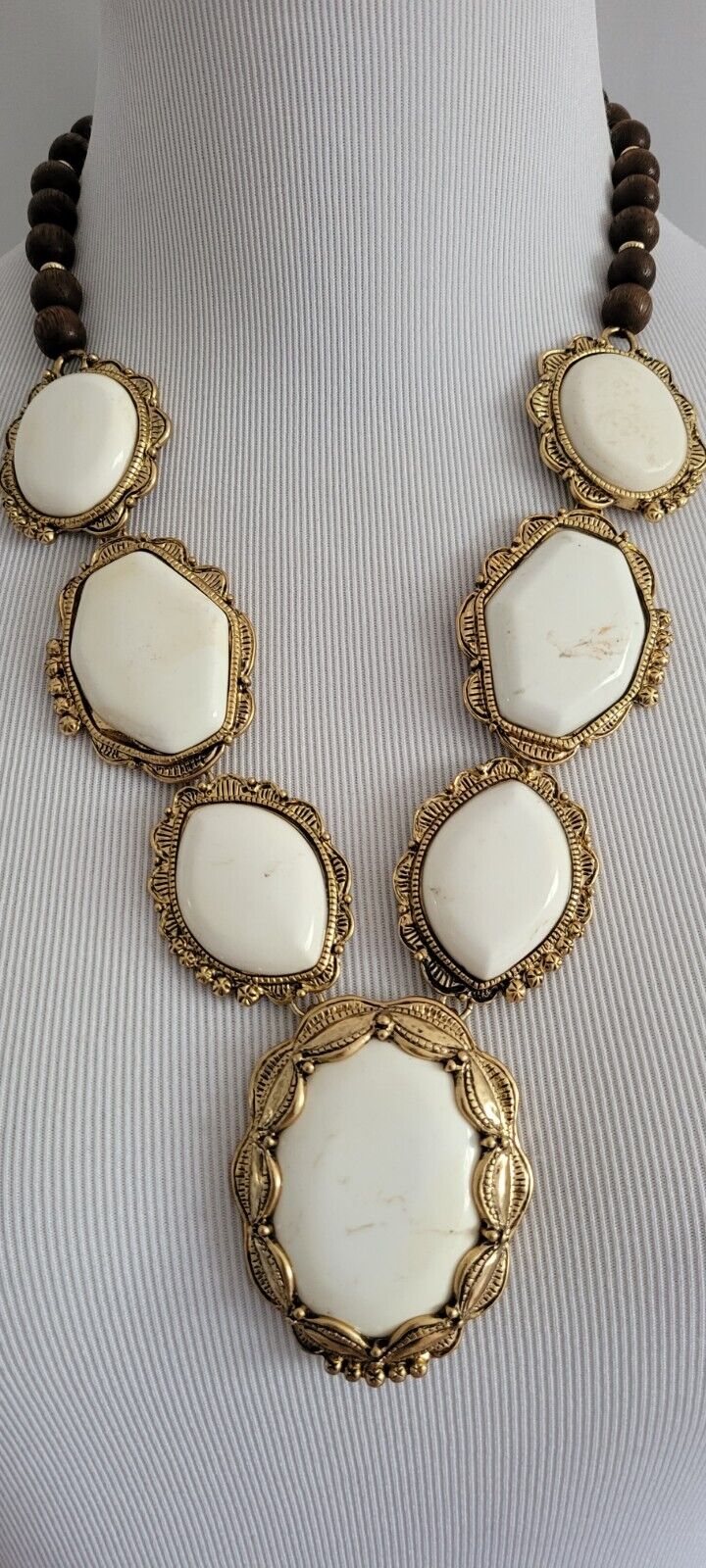 CHICO'S HOWLITE AND WOOD PENDANT NECKLACE