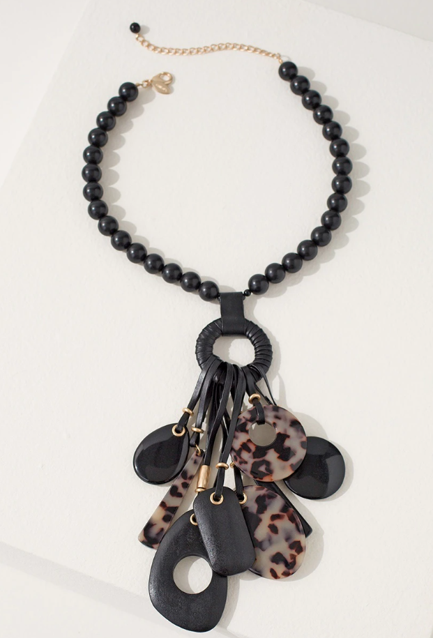 CHICO'S SHORT PENDANT NECKLACE