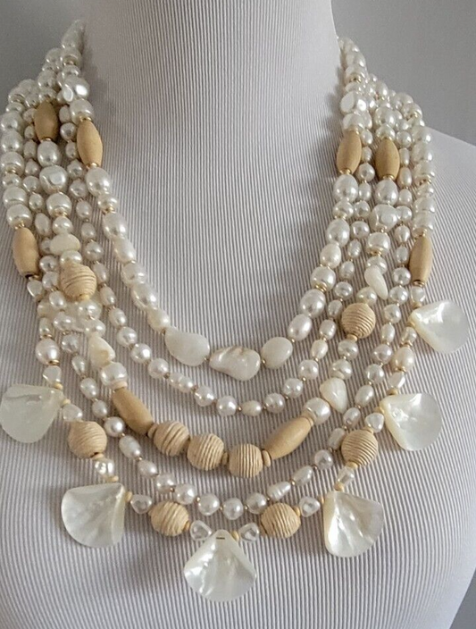 CHICO' S SHELL AND WOOD NECKLACE